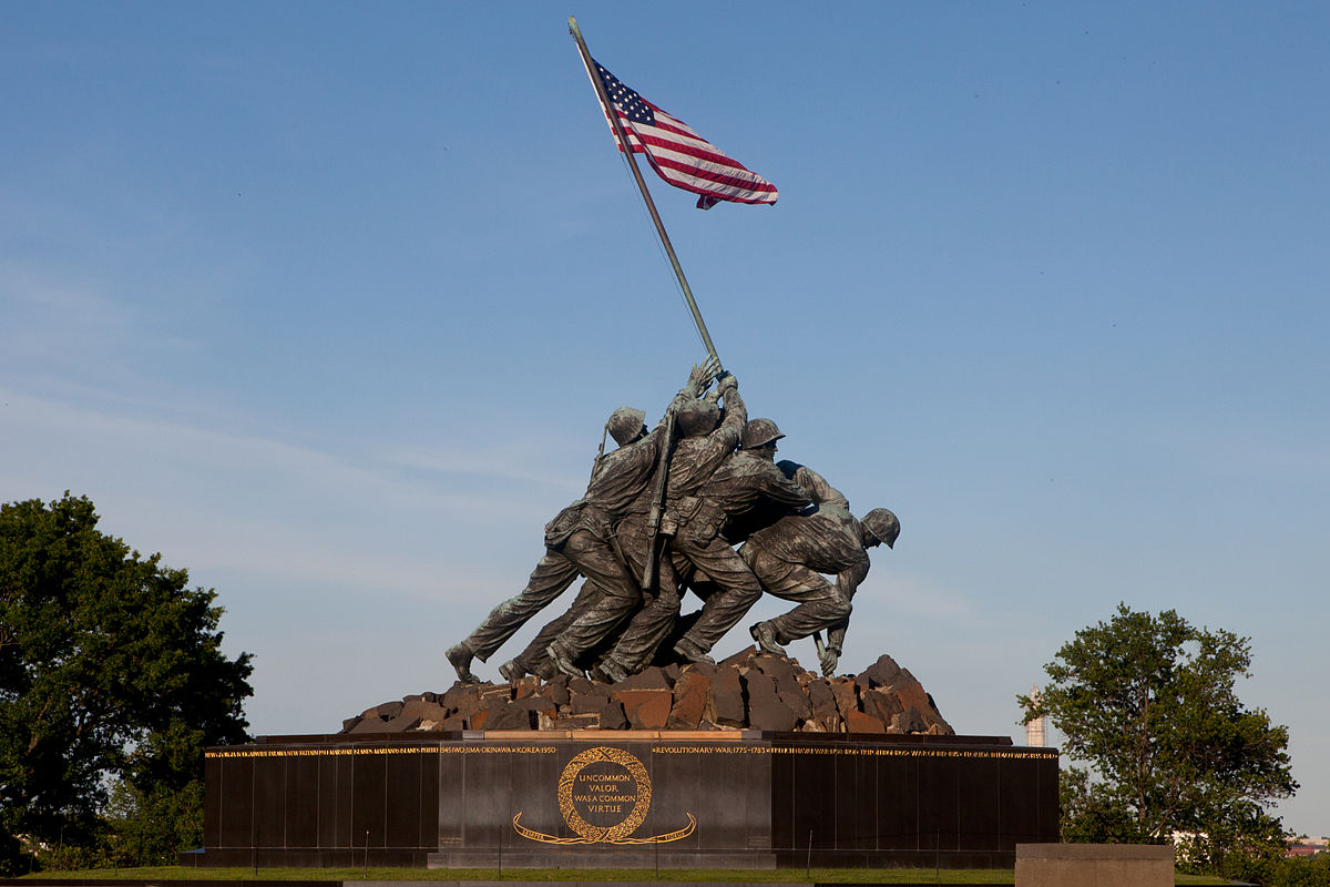 1200px-The_Marine_Corps_War_Memorial_in_Arlington,_Va.,_can_be_seen_prior_to_the_Sunset_Parade_June_4,_2013_130604-M-MM982-036